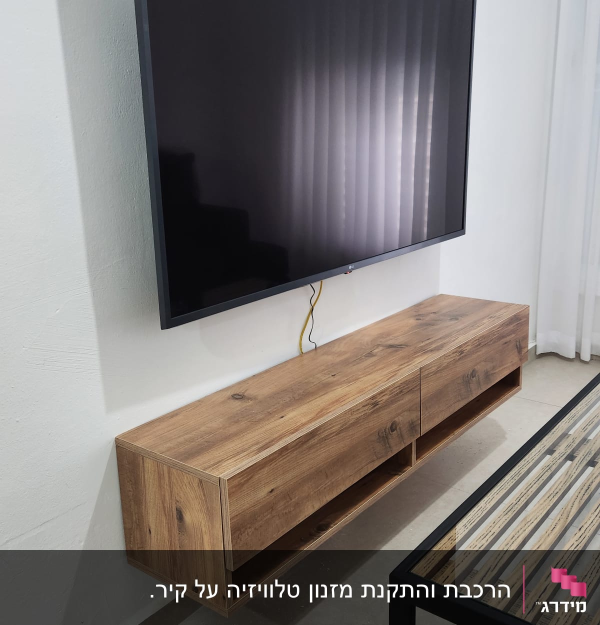 טלוויזיה תלויה על קיר עם כבלים חשופים